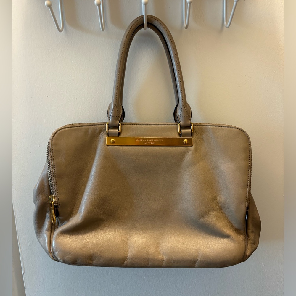 Marc by Marc Jacobs Taupe/Gold Hardware Bag *MINT CONDITION - Picture 3 of 15